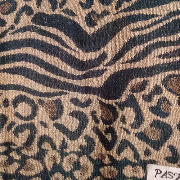 NWOT Pashmina style-Scarf - Picture 2 of 3